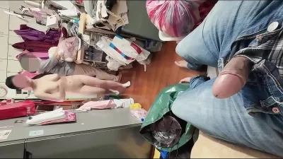 刺激！在服装店当着裁缝阿姨的面和男友操逼 边操还边跟阿姨聊天封面图