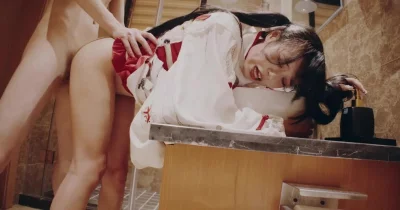 日式情趣双马尾和服小萌妹！完美臀腰比人小屁股大被按在洗脸盆上干到潮喷封面图