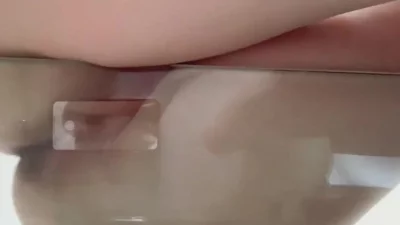 网调性欲母狗～透过玻璃也能看到肥美粉嫩的淫穴封面图