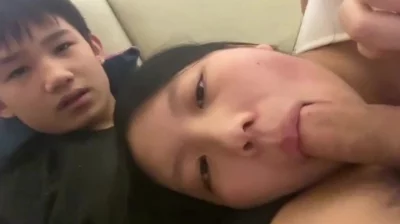 以为是清纯的妹子，没想到这么反差 鸡巴吃的不停封面图