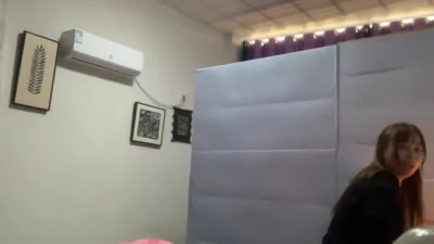 少妇抱着枕头封面图