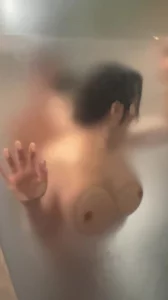 老婆和单男在浴室操的欢封面图