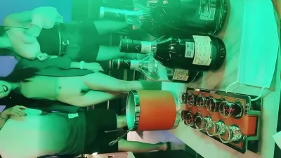 海南换妻会，喝完酒后大家都放开了，把两个骚妻扔床上就扑上去轮流操封面图